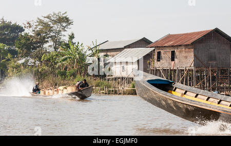 Speed-Boot, Longboat, lange tailed motorisierten Boot am Wasserweg-Kanal am beliebten Stadt Nyaungshwe am Ufer des Inle-See, Burma, Myanmar Stockfoto