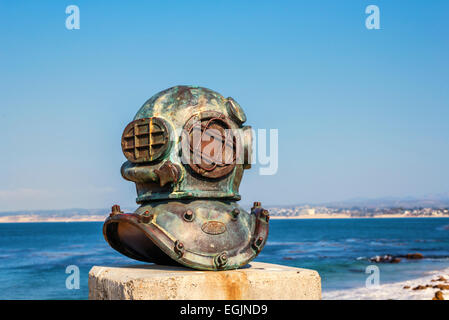 Die Cannery Taucher Memorial Helm (Bildhauer Jesse Corsaut). Monterey, Kalifornien, USA. Stockfoto