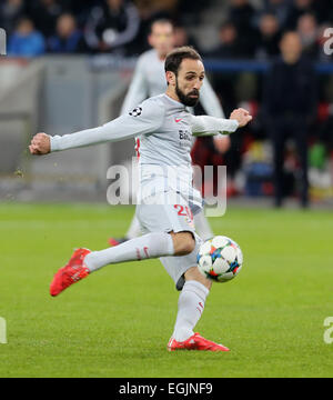 Leverkusen, Deutschland, 25. Februar 2015. Champions League, letzten 16, Hinspiel, Bayer 04 Leverkusen Vs Atletico Madrid: Juanfran (Atletico Madrid) kickt den Ball. Bildnachweis: Jürgen Schwarz/Alamy Live-Nachrichten Stockfoto