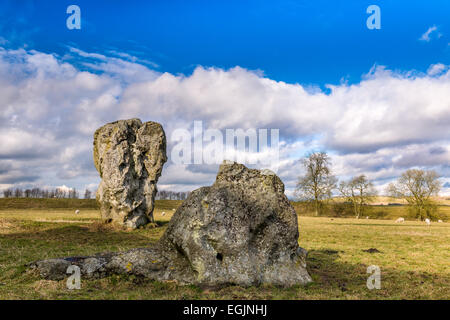 Avebury, Wiltshire, UK. 25. Februar 2015. Am späten Nachmittag taucht Sonne durch die Wolken, an einem kalten Nachmittag, um die Landschaft in Avebury in Wiltshire, England zu erhellen. Bildnachweis: Terry Mathews/Alamy Live-Nachrichten Stockfoto