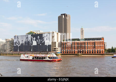 Ausflugsboot übergibt der Oxo Tower auf dem Fluss Themse London Stockfoto