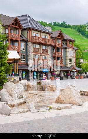 COLLINGWOOD, ON, Kanada - 18 Juni: Ansicht des blauen Bergdorf mit Brunnen und Geschäfte im Sommer 2014. Stockfoto