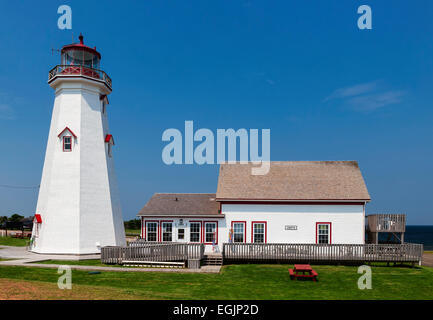 OSTPUNKT, PRINCE EDWARD ISLAND, CANADA - 17. Juli 2014: East Point Leuchtturm und Café in Prince Edward Island, Canada Stockfoto