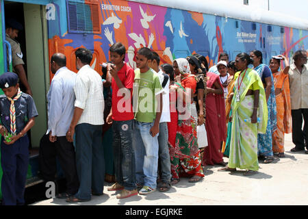 Red Ribbon Express besuchen Secunderabad Bahnhof für HIV/AIDS-Aufklärungskampagne. auf Juni 05,2012 in Secunderabad, Ap, Indien. Stockfoto