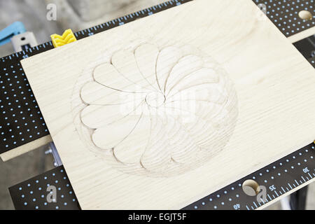 Geschnitztes Holz mit einer Zeichnung, Detail der Dekoration auf einem Holzbrett Stockfoto
