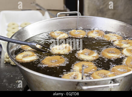 Braten Krapfen in der Straße, Detail eines Marktes, Dessert, Essen für gesundes Leben Stockfoto