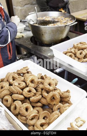 Braten Krapfen in der Straße, Detail eines Marktes, Dessert, Essen für gesundes Leben Stockfoto