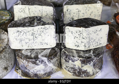 Blauschimmelkäse in einem Markt, Detail einer alten Käse auf eine Stelle in einem Geschäft, gesunde Ernährung Stockfoto