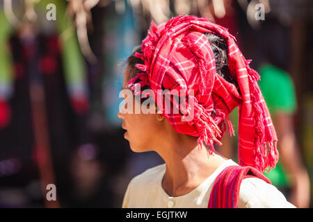 Einheimische Frau einkaufen im lokalen Markt im Dorf Inthein am Ufer des Inle-See, Burma, Myanmar Stockfoto