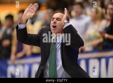 Washington, DC, USA. 25. Februar 2015. 20150225 - George Washington Cheftrainer Mike Lonergan leitet seine Spieler gegen St. Bonaventure in der ersten Hälfte im Smith Center in Washington. GWU besiegt St. Bonaventure, 69-46. © Chuck Myers/ZUMA Draht/Alamy Live-Nachrichten Stockfoto