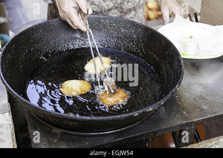 Braten Krapfen in der Straße, Detail eines Marktes, Dessert, Essen für gesundes Leben Stockfoto