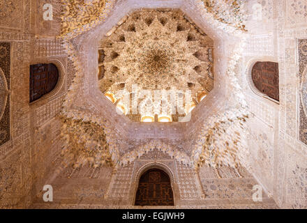 Alhambra Granada Spanien. Kuppel mit dekorierten gewölbten Stalaktiten, die Decke im Saal der zwei Schwestern oder Sala de Las Dos Hermanas Stockfoto