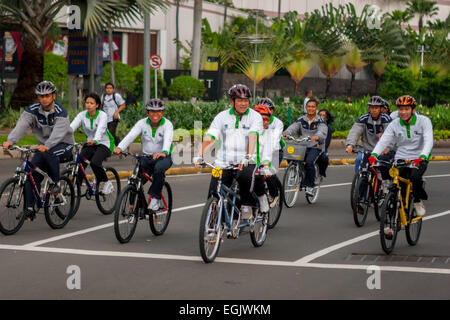 Der indonesische Präsident Susilo Bambang Yudhoyono und die First Lady Ani Yudhoyono reiten nach einer Zeremonie gemeinsam auf Fahrrädern in der Thamrin Street in Jakarta. Stockfoto