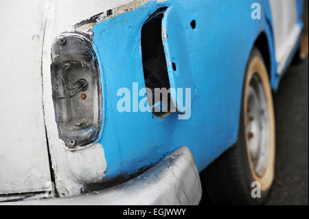 Detail mit einer fehlenden Rücklicht aus einem verlassenen Junk-e-Auto Stockfoto