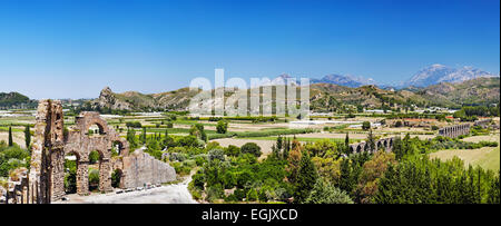 Ruinen der antiken römischen Aquädukt in Aspendos in der Nähe von Antalya, Türkei Stockfoto