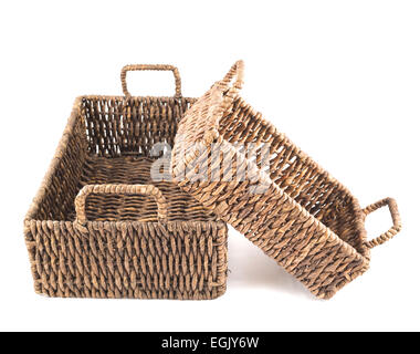 Zwei braune Weidenkörbe isoliert Stockfoto