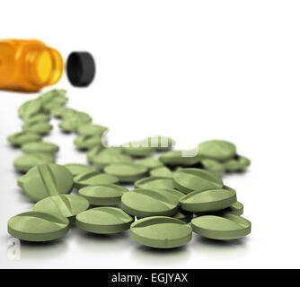 Viele Tabletten von Nahrungsergänzungsmitteln mit Flasche im Hintergrund über weiße, Symbol der Vitamin-Kur. Stockfoto