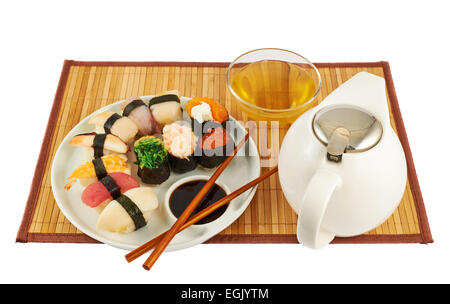 Portion Sushi und Tee-Komposition Stockfoto