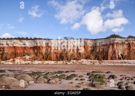 Hunstanton Cliffs in Norfolk, wo weiße Kreide rot Überlagerungen Kalkstein in einer bunten Formation. Stockfoto