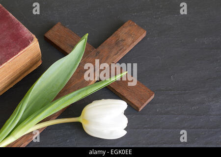 Tulpe und Kreuz abstraktes Ostern Frühling Stockfoto