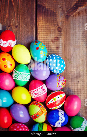 Ostereier in verschiedenen Farben auf hölzernen Hintergrund Stockfoto