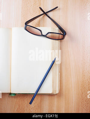 Altes Buch Komposition eröffnet Stockfoto