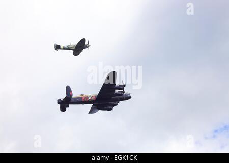 Battle of Britain Memorial Flight. Spitfire Mk VB. Avro Lancaster B1 Bomber. Stockfoto