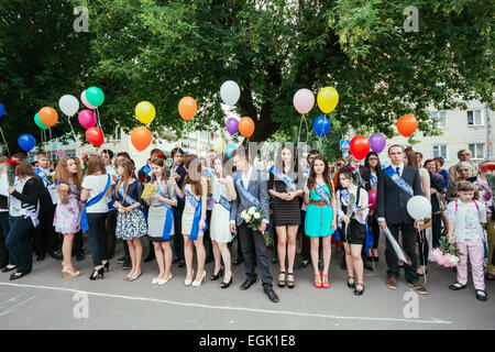 GOMEL, Weißrussland - 31. Mai 2014: Schülerinnen und Schüler feiern das Ende des Schuljahres. Stockfoto