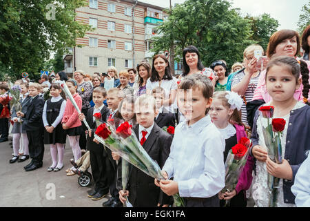 GOMEL, Weißrussland - 31. Mai 2014: Schülerinnen und Schüler feiern das Ende des Schuljahres. Stockfoto