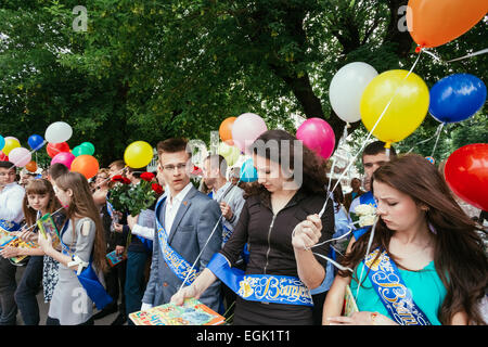 GOMEL, Weißrussland - 31. Mai 2014: Schülerinnen und Schüler feiern das Ende des Schuljahres. Stockfoto