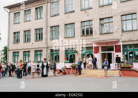 GOMEL, Weißrussland - 31. Mai 2014: Schülerinnen und Schüler feiern das Ende des Schuljahres. Stockfoto