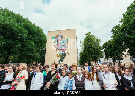 GOMEL, Weißrussland - 31. Mai 2014: Schülerinnen und Schüler feiern das Ende des Schuljahres. Stockfoto