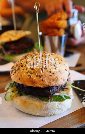 Close up Portrait of Beef Burger mit Mehrkorn Brötchen Stockfoto