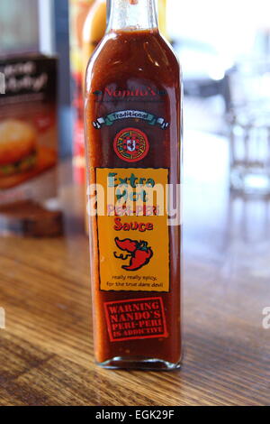 Nandos Extra heiß Peri-Peri Sauce Stockfoto