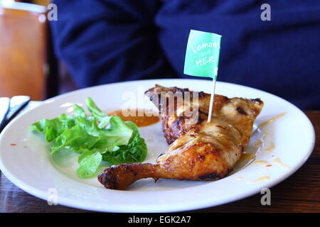 Nandos Chicken Maryland mit Salat auf einem Teller Stockfoto