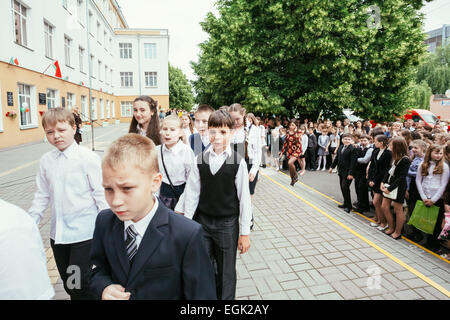 GOMEL, Weißrussland - 31. Mai 2014: Schülerinnen und Schüler feiern das Ende des Schuljahres. Stockfoto