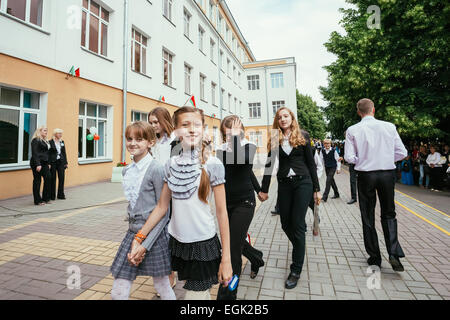 GOMEL, Weißrussland - 31. Mai 2014: Schülerinnen und Schüler feiern das Ende des Schuljahres. Stockfoto