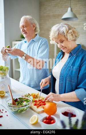 Ältere Mann und Frau gemeinsam kochen Stockfoto