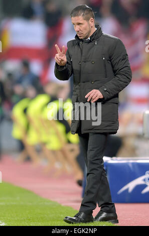 Leverkusen, Deutschland. 25. Februar 2015. Madrids Manager Diego Simeone während der Champions League Runde von 16 ersten Bein Match zwischen Bayer Leverkusen und Atletico Madrid in Leverkusen, Deutschland, 25. Februar 2015. Foto: Federico Gambarini/Dpa/Alamy Live News Stockfoto