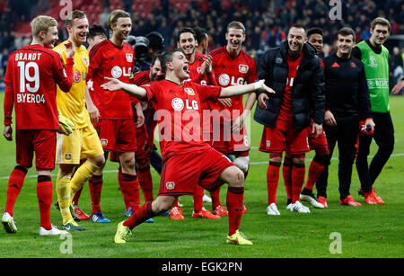 Leverkusens Kyriakos Papadopoulos (M) feiert den Sieg mit Team in der Champions-League-Spiel zwischen Bayer 04 Leverkusen und Atletico Madrid, Bayarena in Leverkusen am 25. Februar 2015. Stockfoto