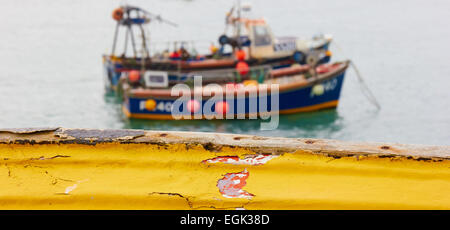 Detail des Peelings gelben hölzernen Fischerboot, St. Ives, Cornwall, England, Europa. Stockfoto