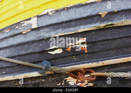 Unterseite des verwitterten hölzernen Fischerboot mit abblätternde Farbe St Ives Cornwall England Europa Stockfoto