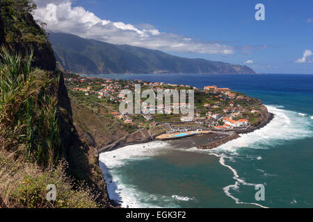 Ansicht von Ponta Delgada und die Nordküste von Madeira, Madeira, Portugal Stockfoto