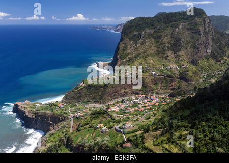 Blick auf Faial und die Penha de Águia oder Eagle Rock, Madeira, Portugal Stockfoto