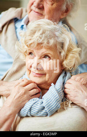 Ältere Frau in Freizeitkleidung Stockfoto