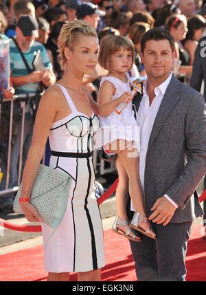 LOS ANGELES, CA - 5. August 2013: Ashley Scott & Ehemann Steve Hart & Tochter bei der Weltpremiere von Disneys Flugzeuge im El Capitan Theatre, Hollywood. Stockfoto