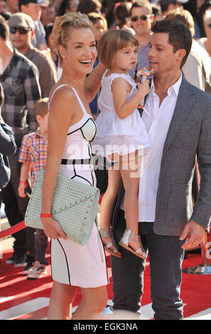 LOS ANGELES, CA - 5. August 2013: Ashley Scott & Ehemann Steve Hart & Tochter bei der Weltpremiere von Disneys Flugzeuge im El Capitan Theatre, Hollywood. Stockfoto