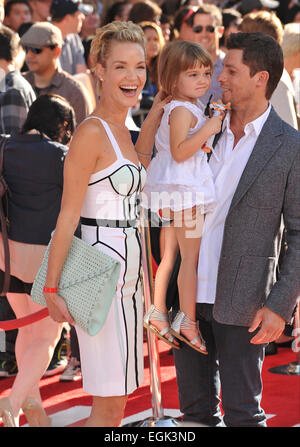 LOS ANGELES, CA - 5. August 2013: Ashley Scott & Ehemann Steve Hart & Tochter bei der Weltpremiere von Disneys Flugzeuge im El Capitan Theatre, Hollywood. Stockfoto