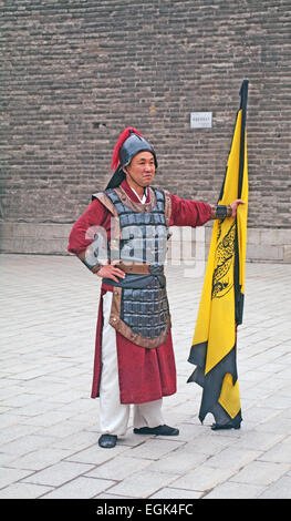 Traditionelle Begrüßung durch Wand Stadttor, in chinesische Kostüm, Xian, Shaanxi, China, Asien Stockfoto