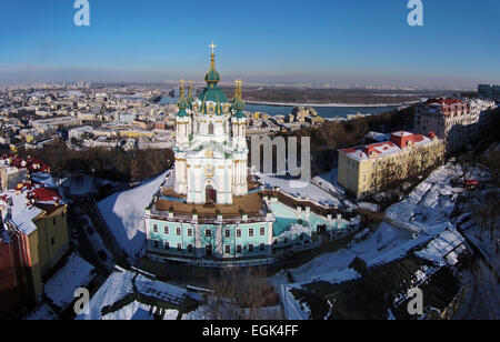 Luftaufnahme von Podol und St.-Andreas Kirche in Kiew, Ukraine Stockfoto